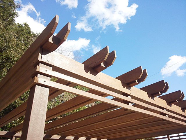 ハードウッド造りのパーゴラ