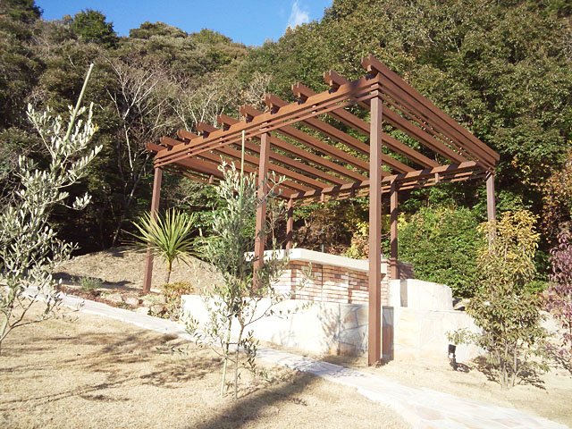 ガーデンキッチンの上部にあるパーゴラ