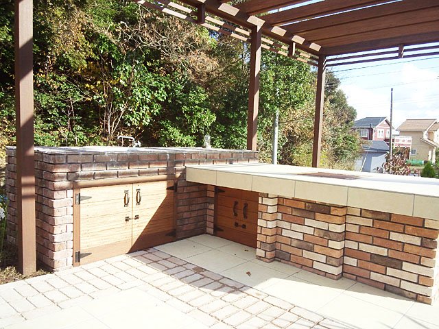 収納いっぱいのガーデンキッチン