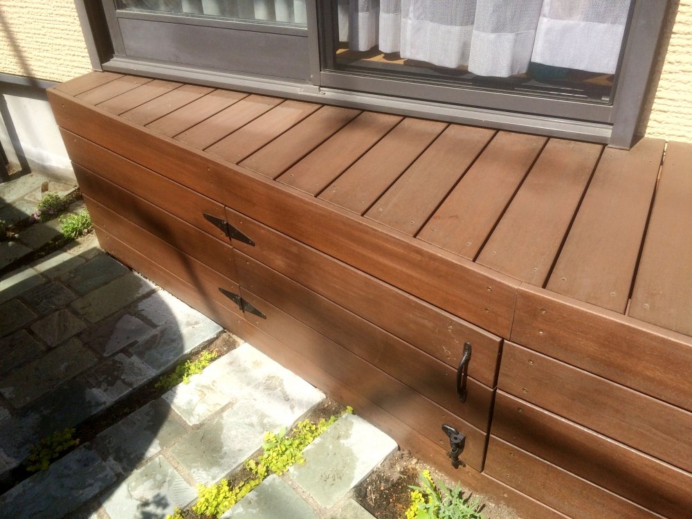 ベンチ側面に隠し収納