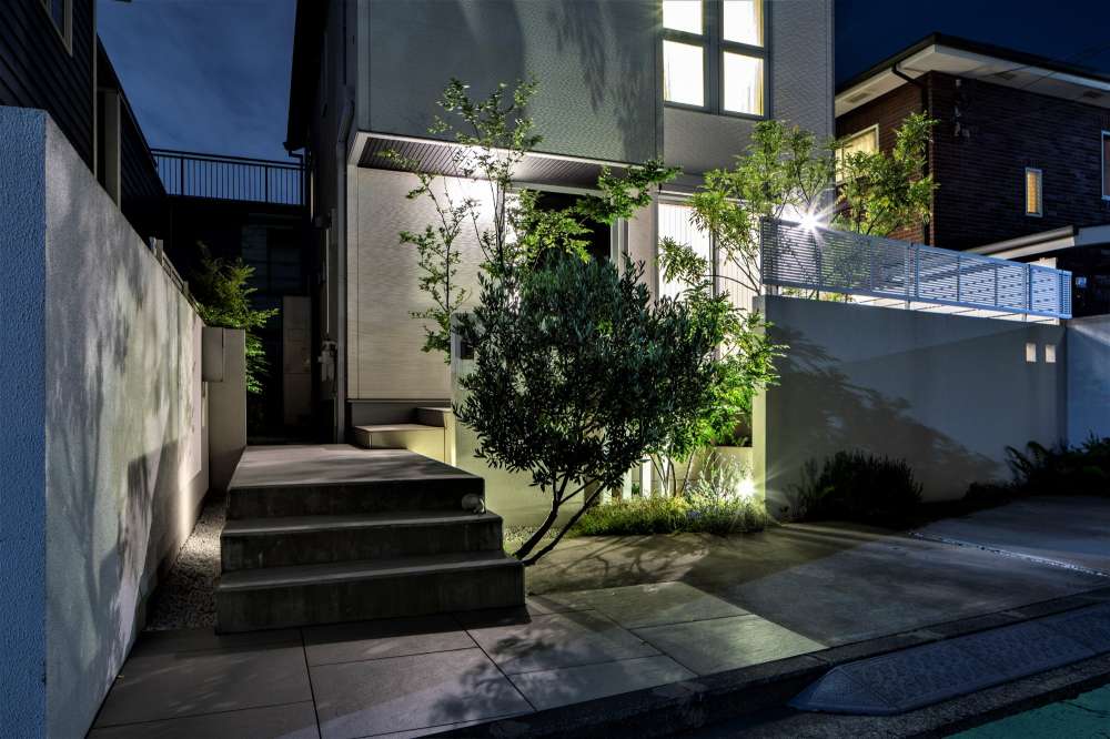 浮き階段のアプローチ