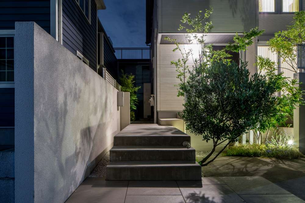 モルタル仕上げの浮橋階段、ライトアップ