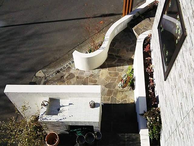 玄関アプローチまで誘導してくれるS字カーブ